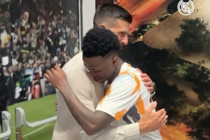 巨星来访！皇马社媒晒德约科维奇与球员会面视频