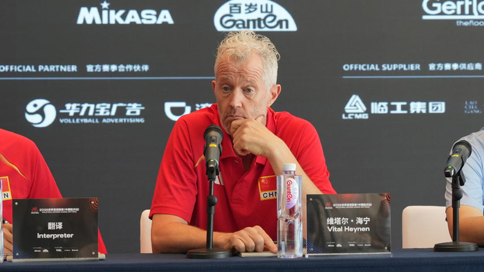 Jiuyou Sports-活动结束后，中国男排主教练海宁沿着沂河走了1个小时|排球|中国国家男子排球队|维塔尔·海宁|临沂|队员_新浪新闻